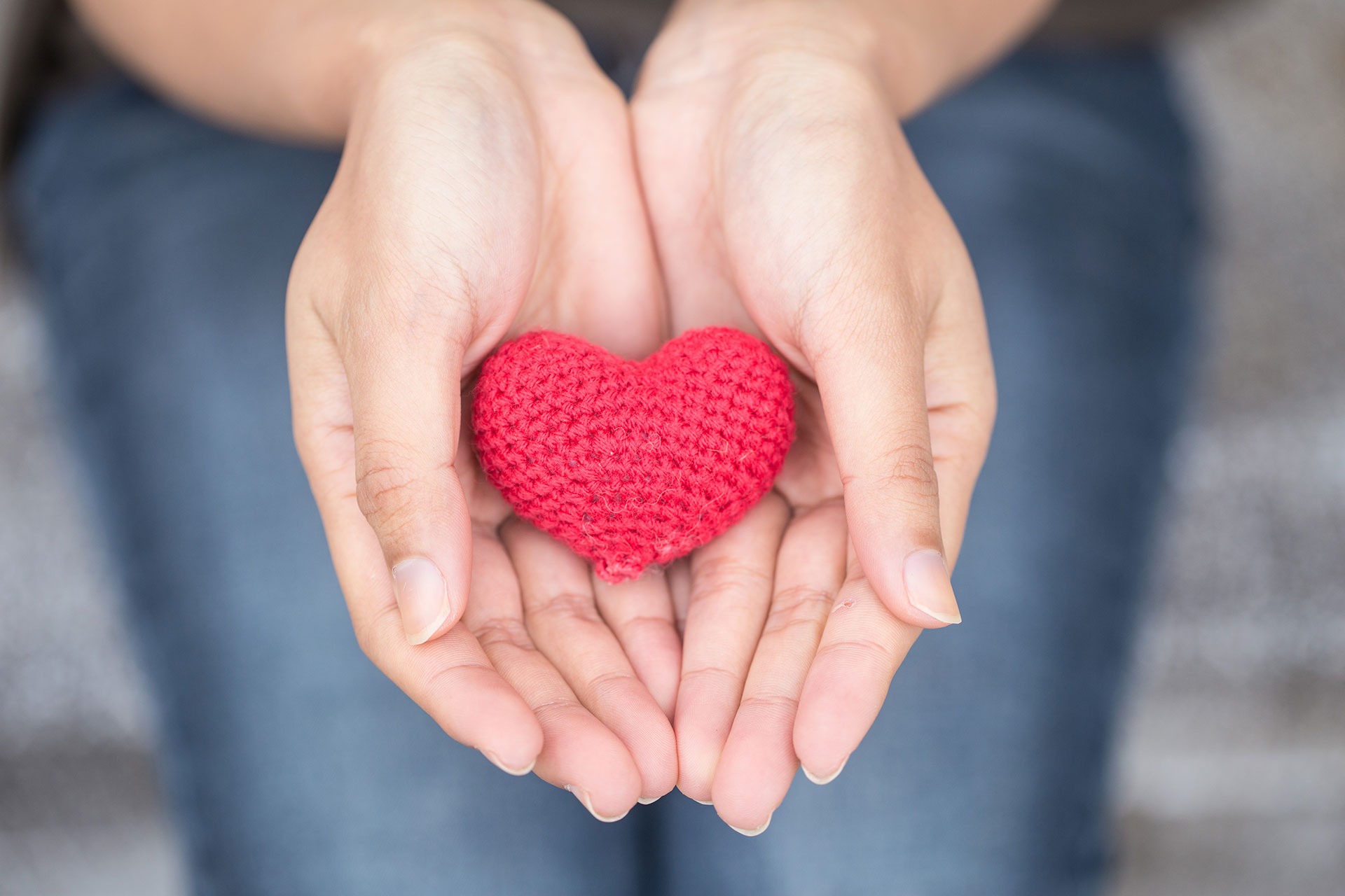 mains qui tiennent un coeur