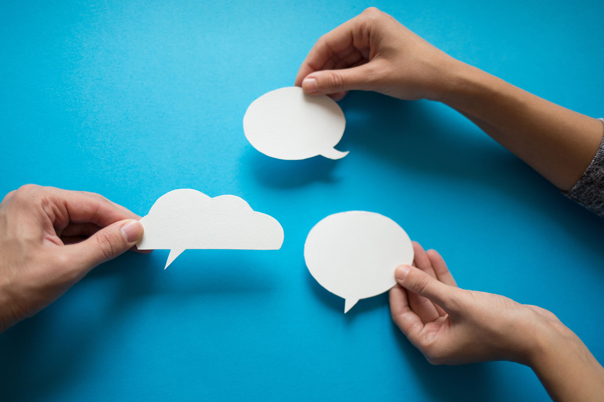 mains qui présentent des bulles de communication