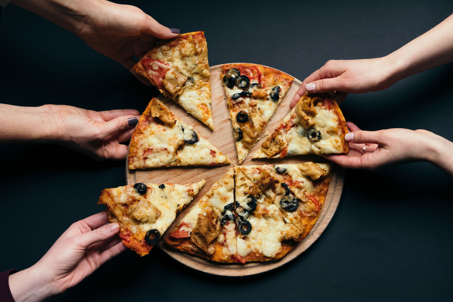 mains qui prennent une pointe de pizza