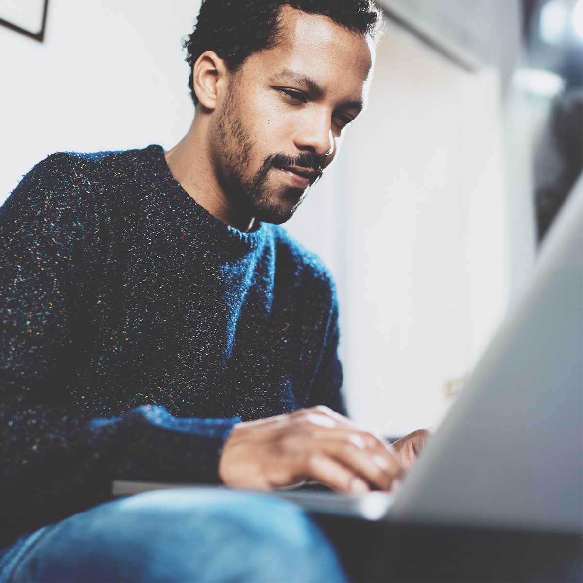 Un homme produit un compte-rendu à l'ordinateur